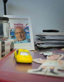 Imagen secundaria 2 - Arriba, dibujando ondas sísmicas en la pizarra. Abajo, la canción del terremoto y detalle decorativo en la mesa de Guirado. 