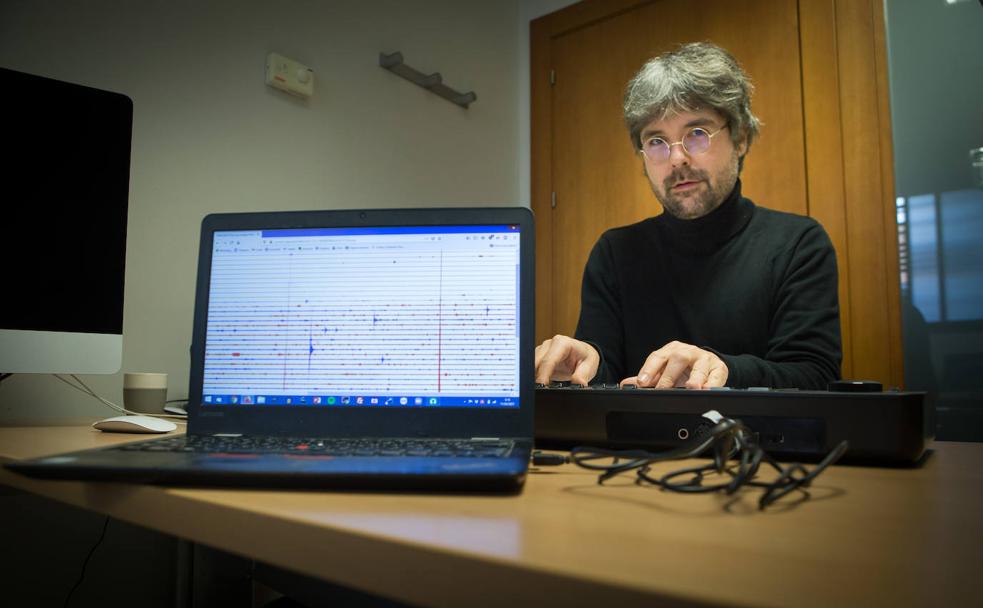 Daniel Guirado traduce con su teclado los sonidos telúricos de los terremotos. 