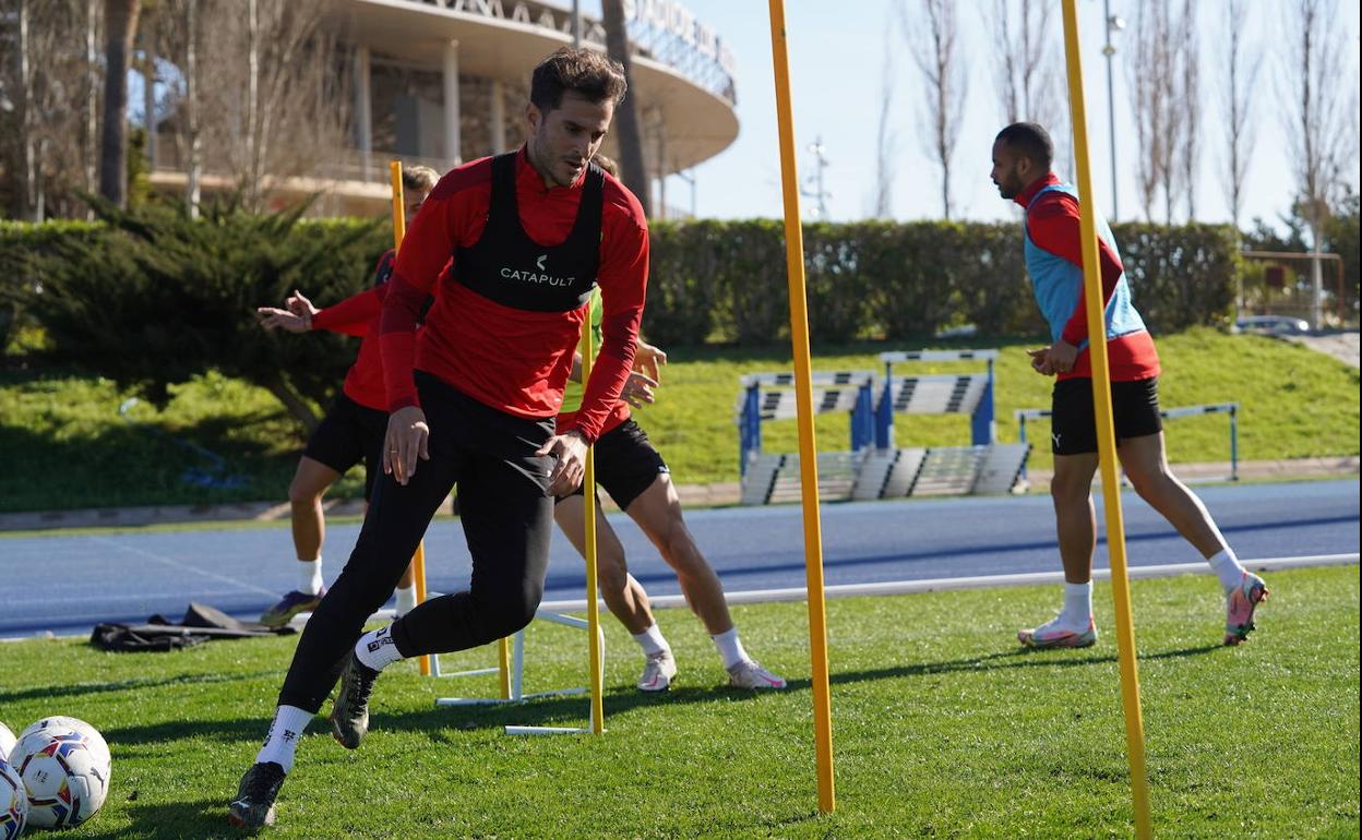 Juan Villar realiza uno de los ejercicios físicos, en presencia de Schettine.