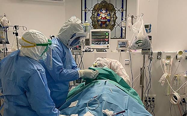 El médico que realiza traqueostomías en la UCI de la capilla del Virgen de las Nieves: «Los pacientes son cada vez más jóvenes»