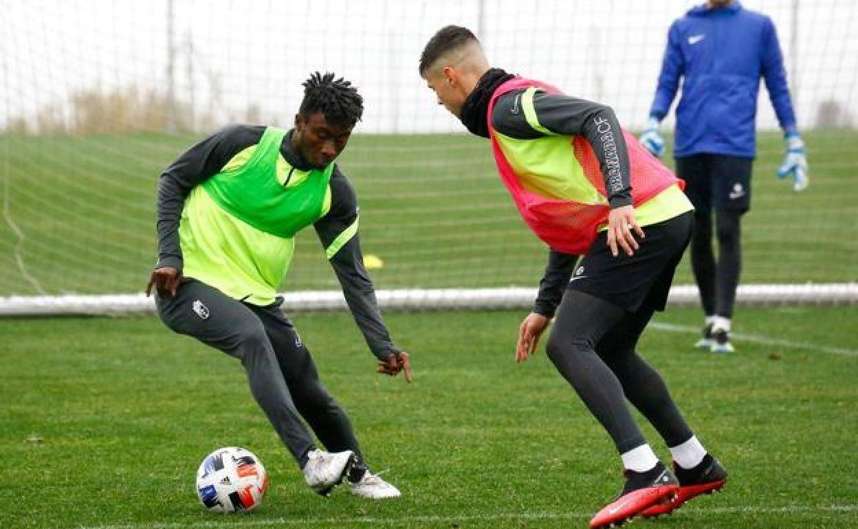 El mediocampista Junior regatea a un compañero en el último entreno. 