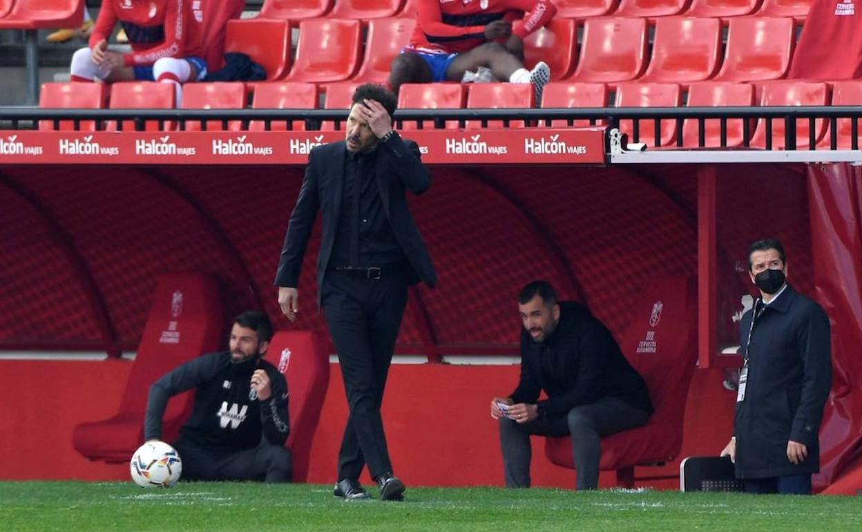 Simeone sufre durante el partido, con Diego Martínez al fondo pensativo. 