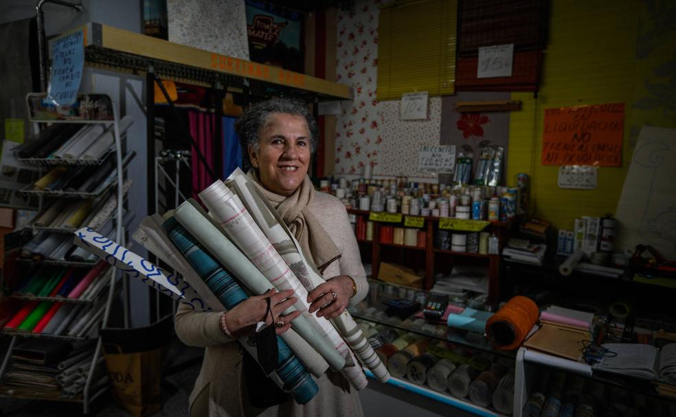 Teresa Contreras, en el local donde ha asesorado a su fiel clientela, que cierra sus puertas tras medio siglo. 