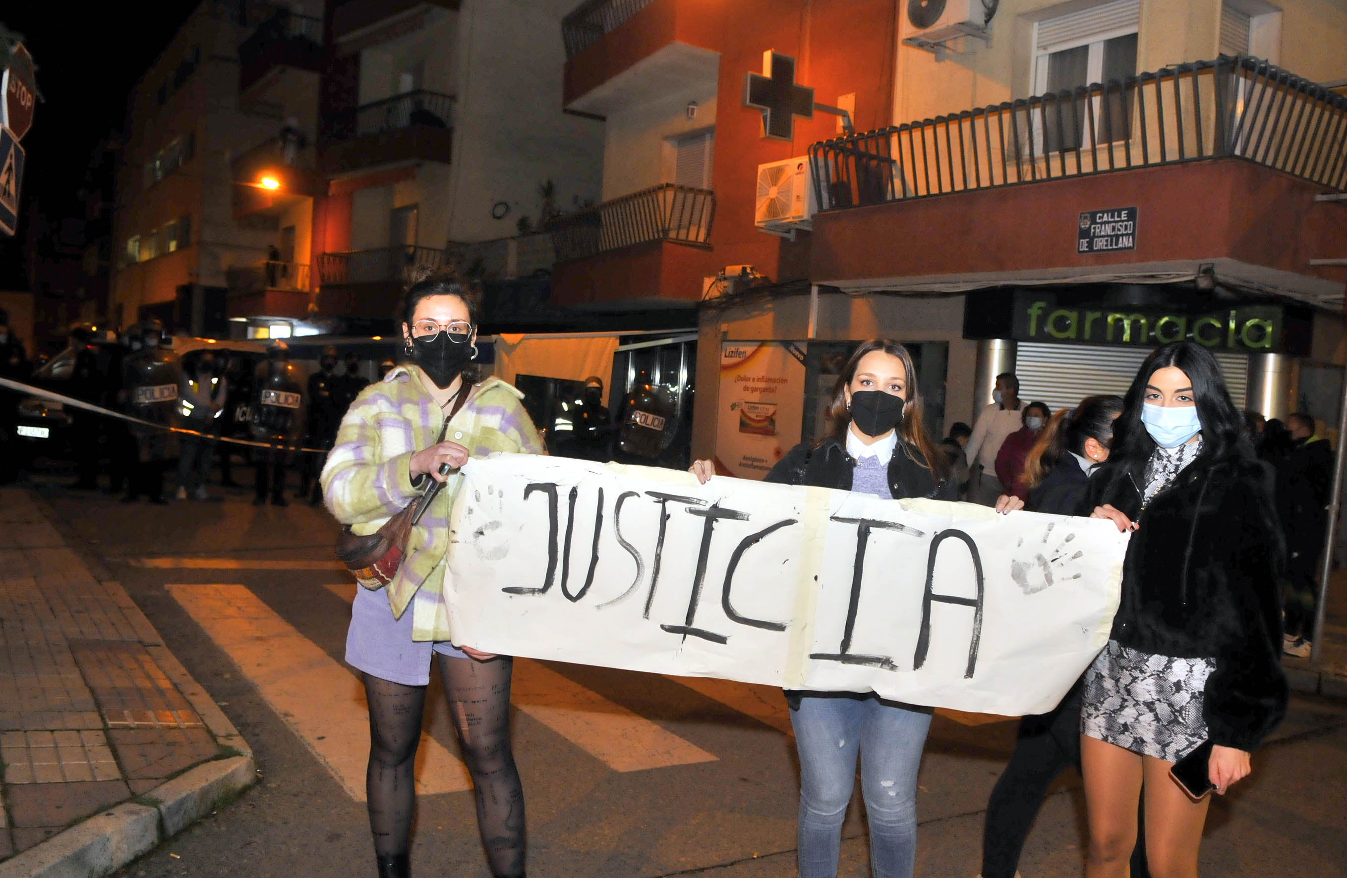 Tensión en las calles de Linares tras la agresión a un vecino por parte de dos policías.