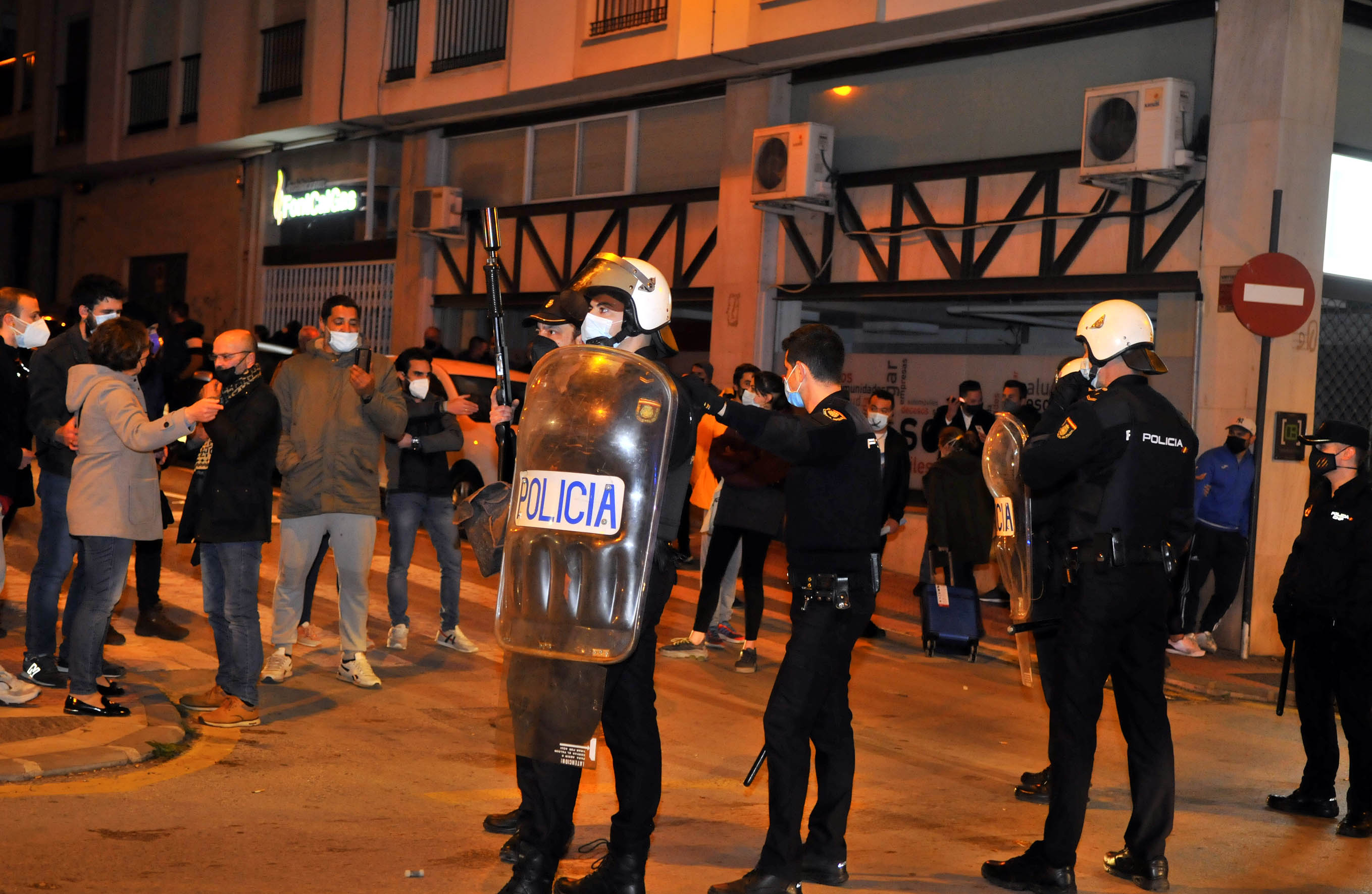 Tensión en las calles de Linares tras la agresión a un vecino por parte de dos policías.