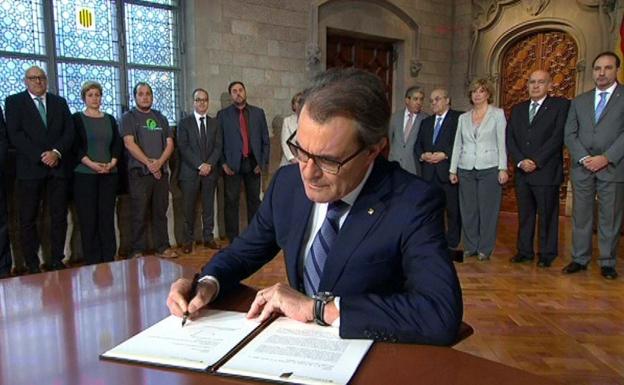 Artur Mas firma el decreto de convocatoria de la consulta soberanista del 9-N.