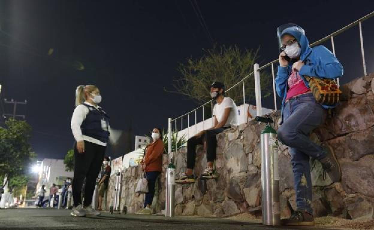 Jóvenes mexicanos ayudan a enfermos de covid llevándoles bombonas de oxígeno a domicilios y hospitales