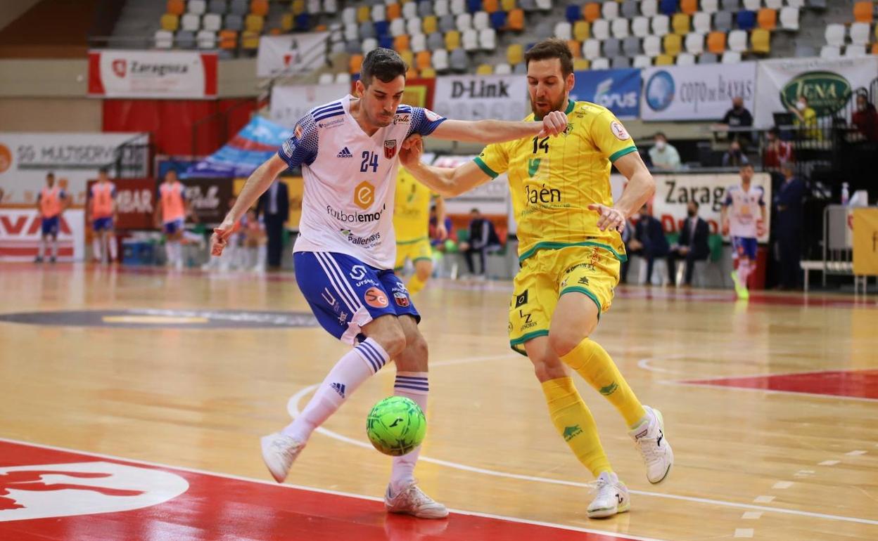 Adri Ortego y Alan Brandi pugnan por el balón. 