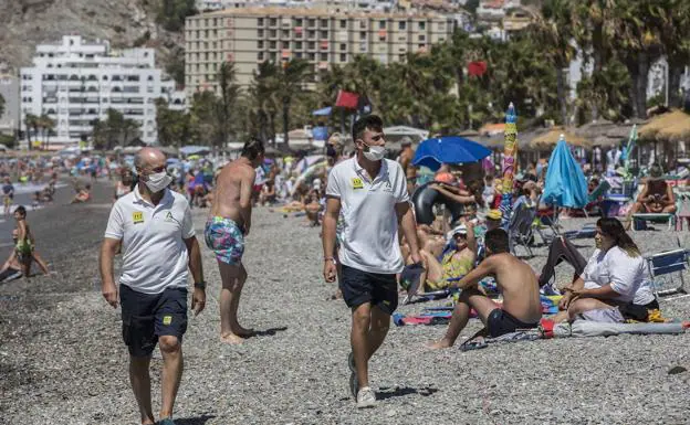 La Junta habla ya de «salvar el verano» con las vacunas y pide cumplir las restricciones «para evitar una cuarta ola letal»