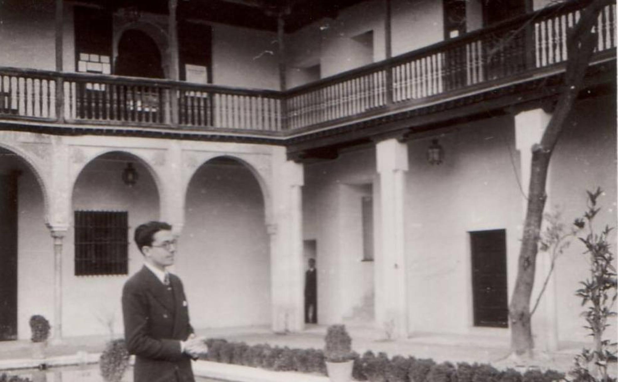 Salvador Vila junto al estanque de la Casa del Chapiz, donde está la Escuela de Estudios Árabes de la que fue profesor en 1934. 