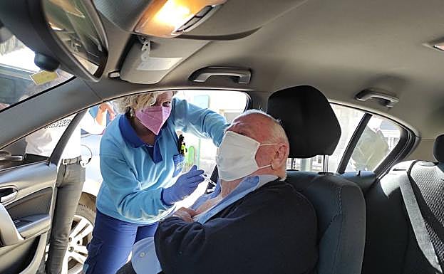 Juan Andrés Santamaría en el momento de administrársele la dosis. 