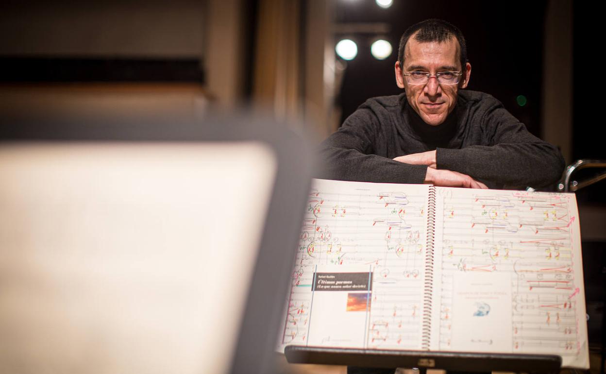 Xavier Pagés-Corella, con la partitura de su obra y los dos últimos libros publicados por Rafael Guillén.