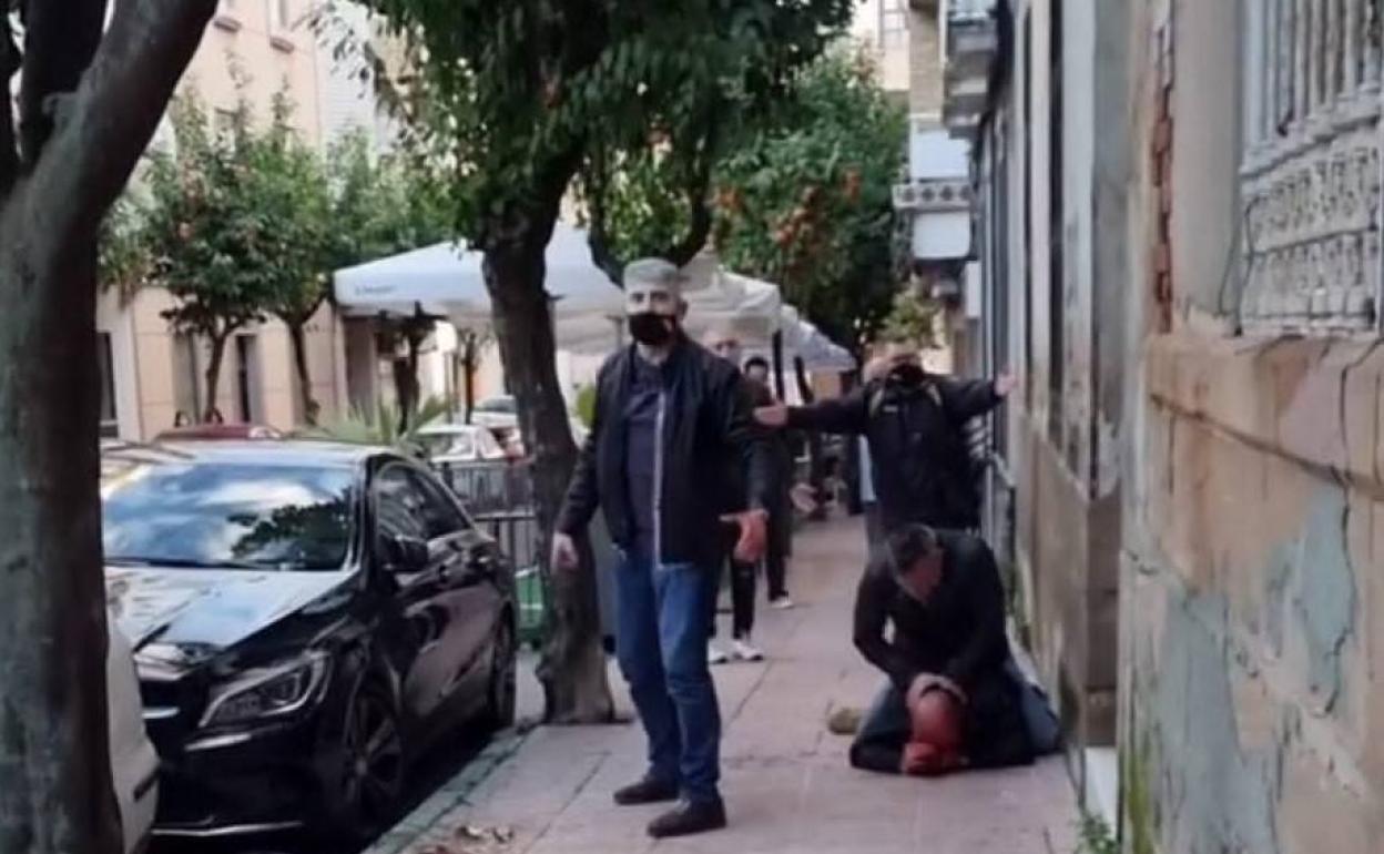 Fotograma de uno de los vídeos de la agresión que se viralizaron en redes sociales. 
