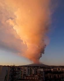 Imagen secundaria 2 - Erupción del Etna; calles de Catania cubiertas de ceniza y columna de humo desde la montaña.