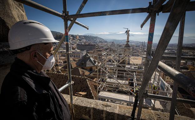 El arquitecto Pedro Salmerón supervisa los trabajos que se acometen en el flanco de plaza de las Pasiegas. 