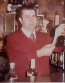 Imagen secundaria 2 - Antonio y Paco, padre y hermano de Rafi respectivamente, trabajaron toda la vida en el bar.