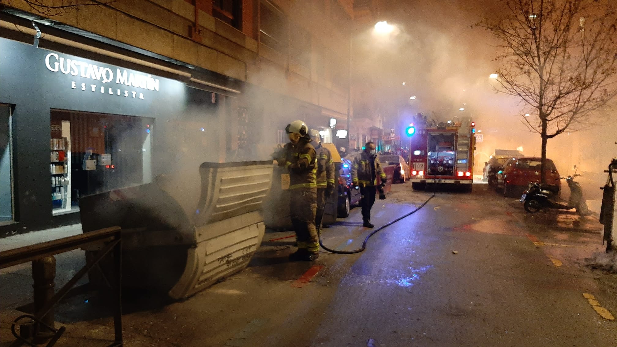 Varios grupos descontrolados han quemado contenedores y causado desperfectos en el mobiliario urbano.