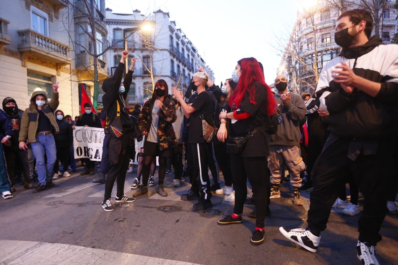 Varios grupos descontrolados han quemado contenedores y causado desperfectos en el mobiliario urbano.