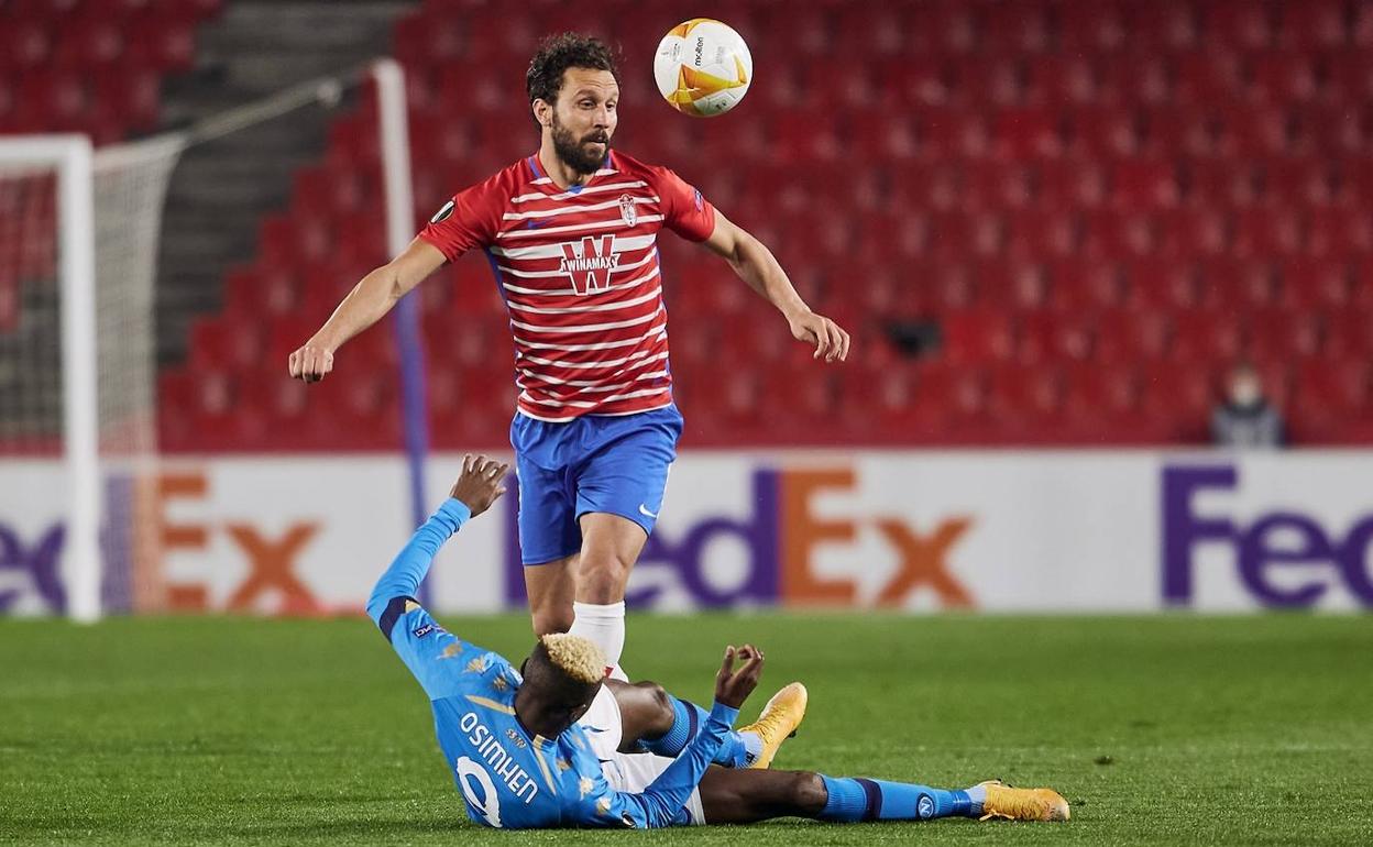 Germán gana un balón dividido a Osimhen. 