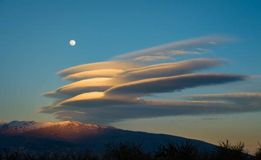 Cerro del Caballo, nubes lenticulares y Luna llena.