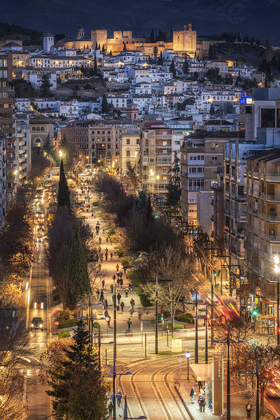 Paseo de la Constitución con el conjunto monumental de la Alhambra al fondo. Foto tomada en horario nocturno. 
