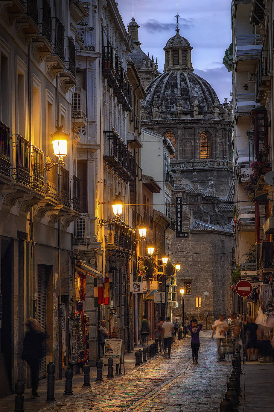 Calle San Jerónimo en la 'hora azul', con el alumbrado público ya encendido. 