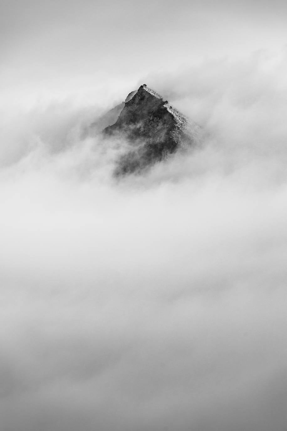 La Boca de la Pescá, una de las montañas mas modestas y conocidas de Sierra Nevada, parece querer imitar al Monte Cervino emergiendo entre un mar de nubes.