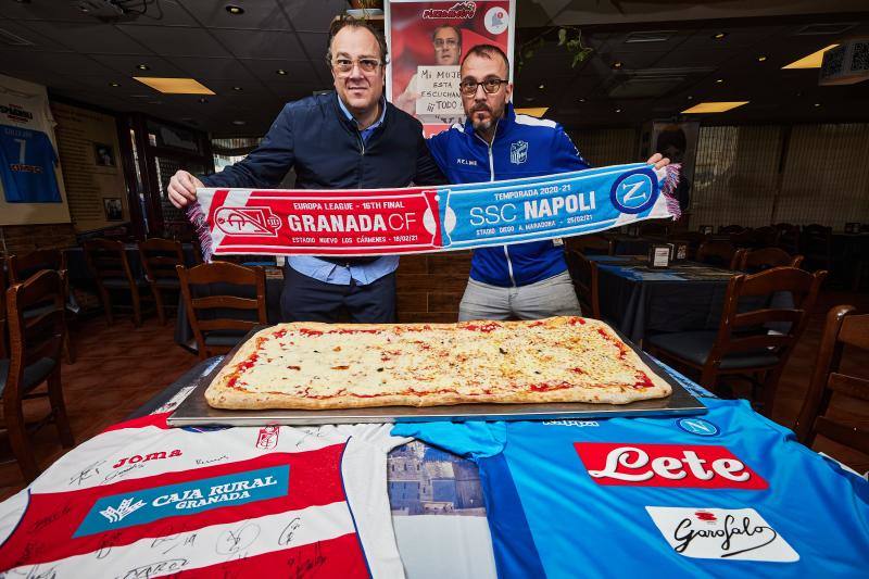 Alessandro y Giovanni Imperiali posan con bufandas y camisetas del Granada y el Nápoles y una de sus pizzas de metro. 