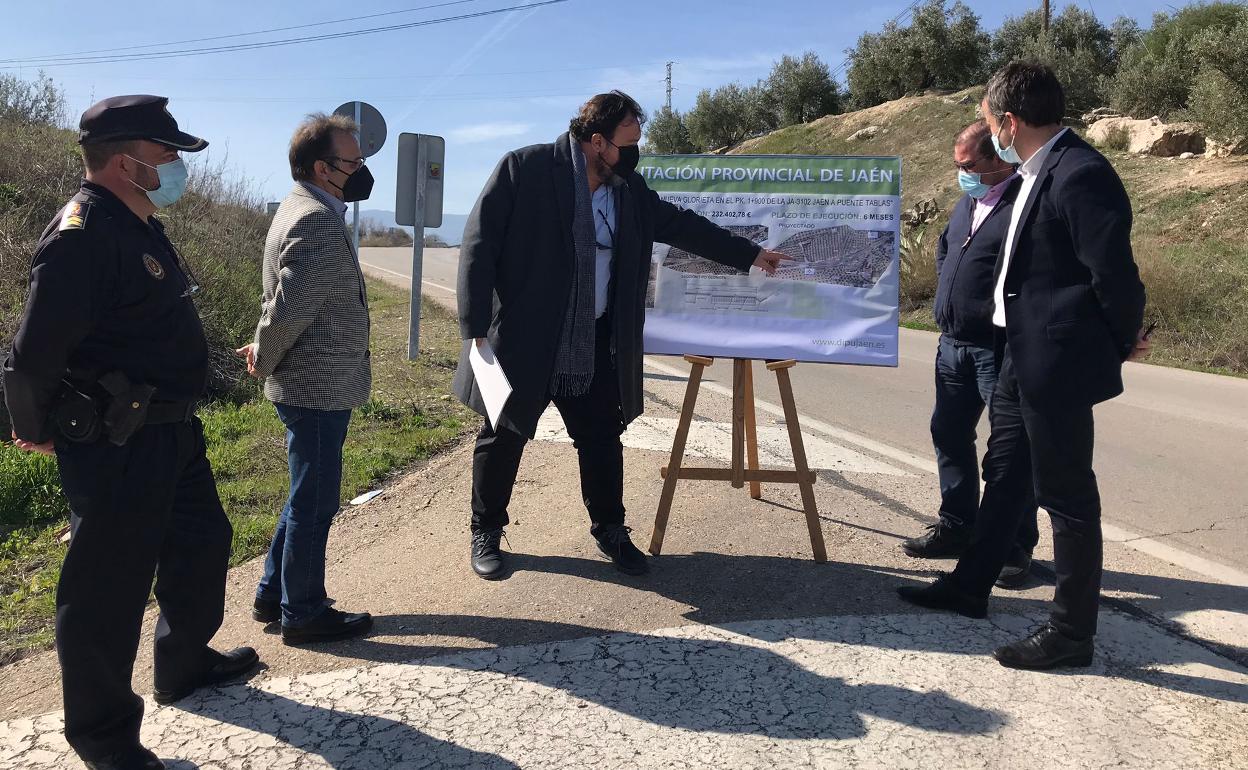 Presentación de las obras en el tramo de la carretera, con el Ayuntamiento y Diputación. 