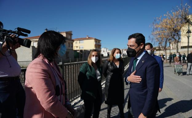 Moreno habla ya de una fecha inmediata para «abrir algo la movilidad y los sectores económicos» en Andalucía