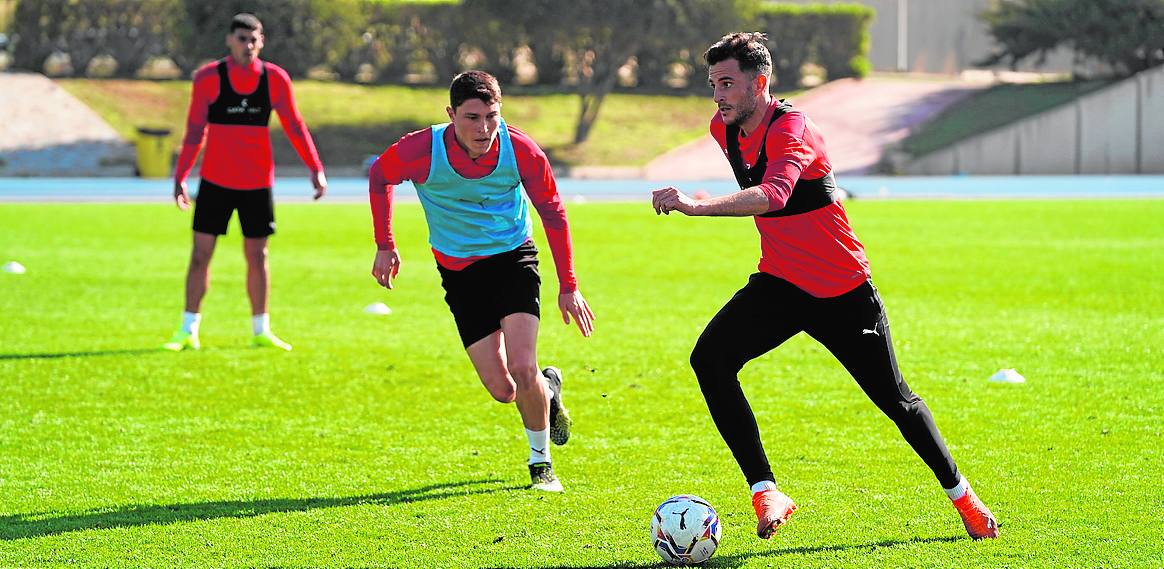 Jorge Cuenca persigue a Juan Villar en la sesión de ayer.