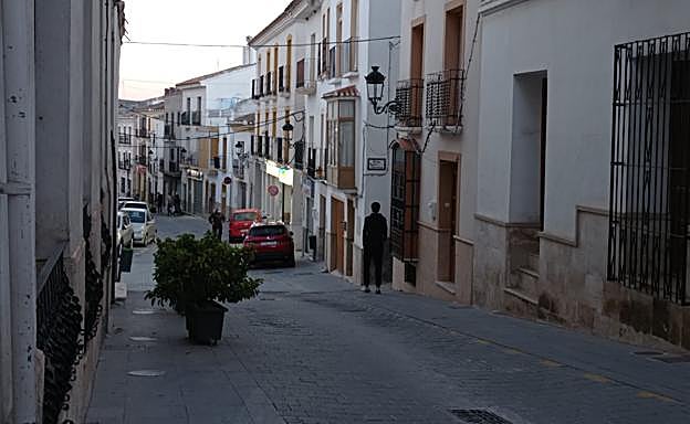 Imagen principal - Coronavirus en Almería | El mal sino de Vélez-Rubio: ni una semana abiertos