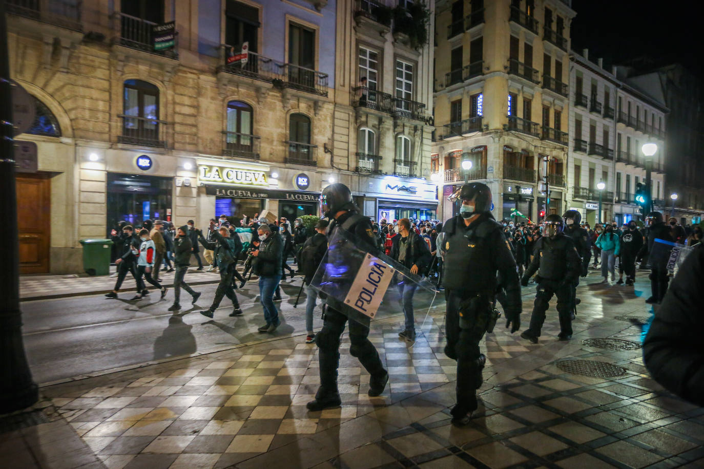 Fotos: Las imágenes de la manifestación por Hasel en Granada, con contenedores ardiendo y cargas policiales