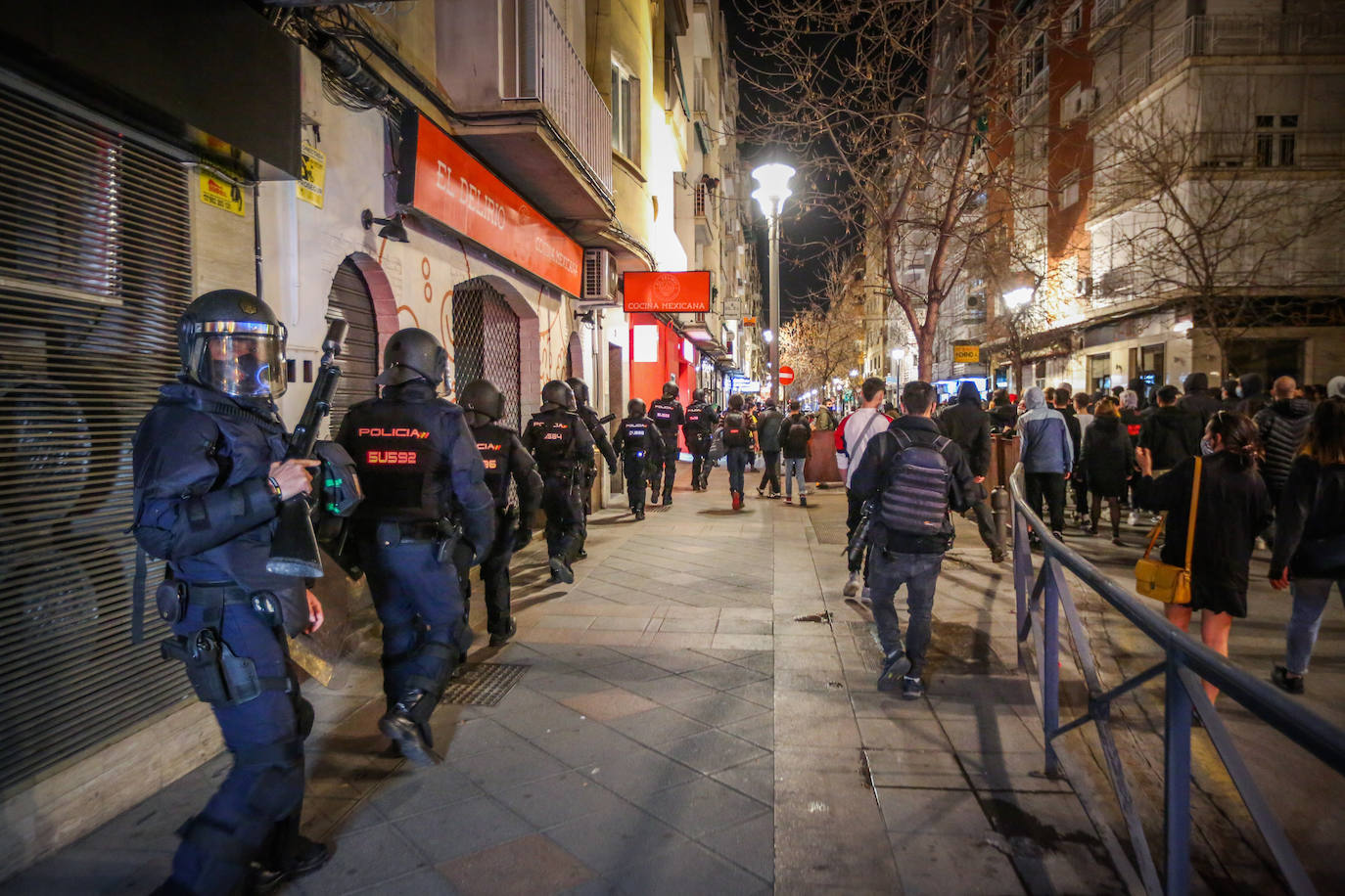 Fotos: Las imágenes de la manifestación por Hasel en Granada, con contenedores ardiendo y cargas policiales