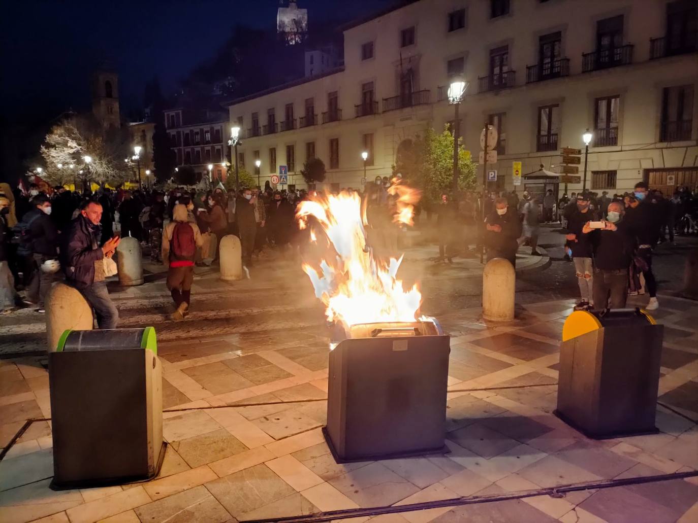 Fotos: Las imágenes de la manifestación por Hasel en Granada, con contenedores ardiendo y cargas policiales