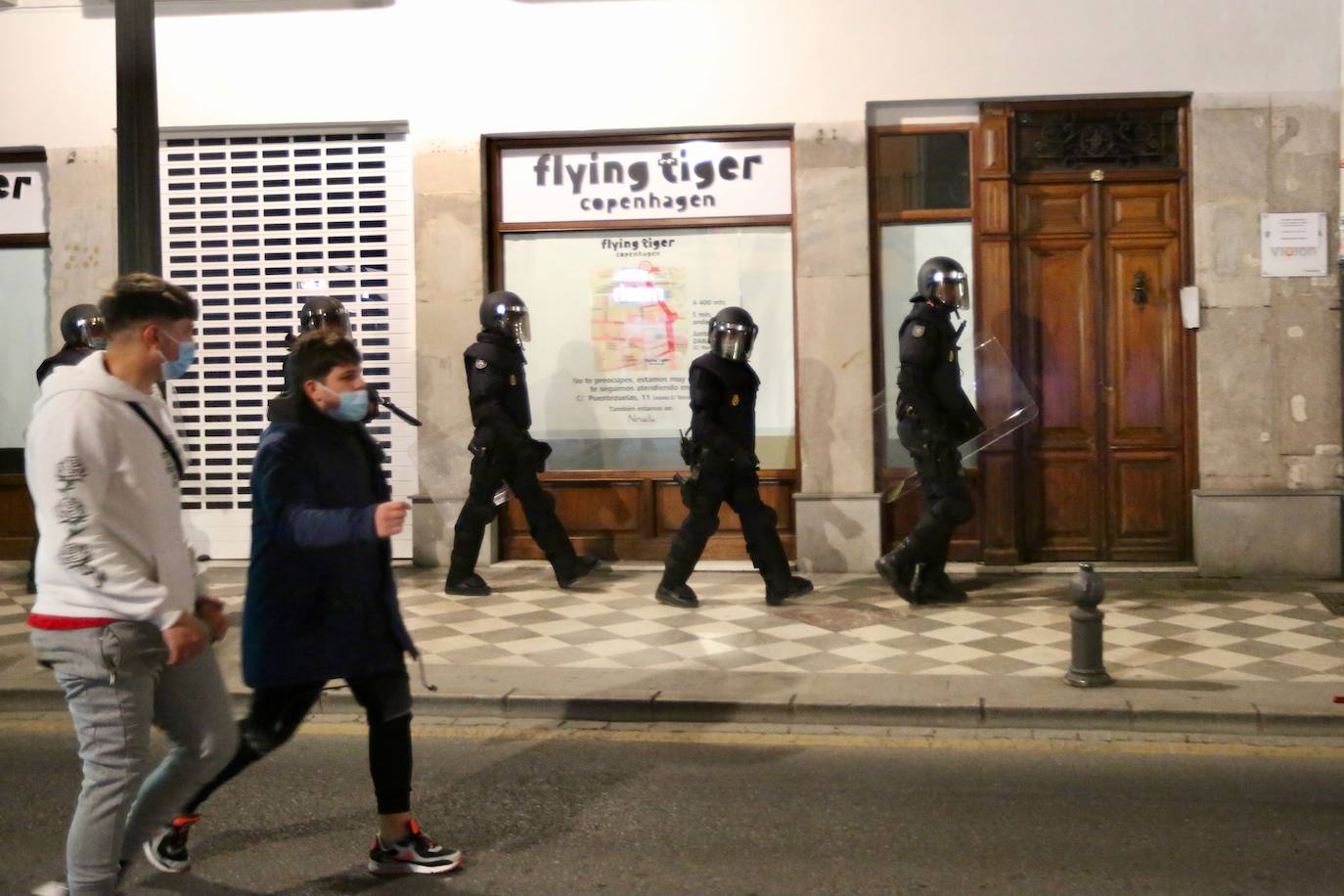 Fotos: Las imágenes de la manifestación por Hasel en Granada, con contenedores ardiendo y cargas policiales