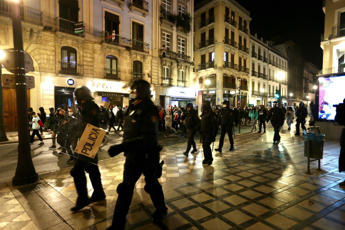 Fotos: Las imágenes de la manifestación por Hasel en Granada, con contenedores ardiendo y cargas policiales