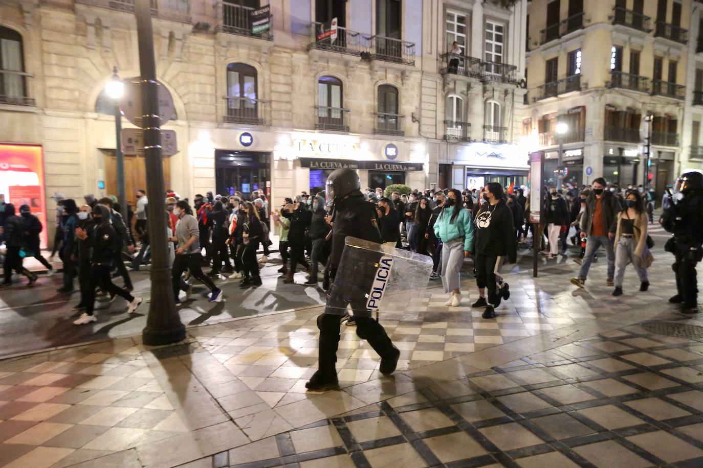 Fotos: Las imágenes de la manifestación por Hasel en Granada, con contenedores ardiendo y cargas policiales