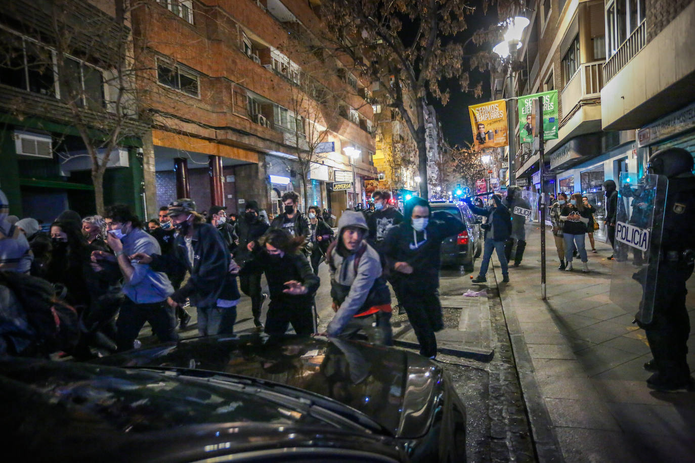 Fotos: Las imágenes de la manifestación por Hasel en Granada, con contenedores ardiendo y cargas policiales