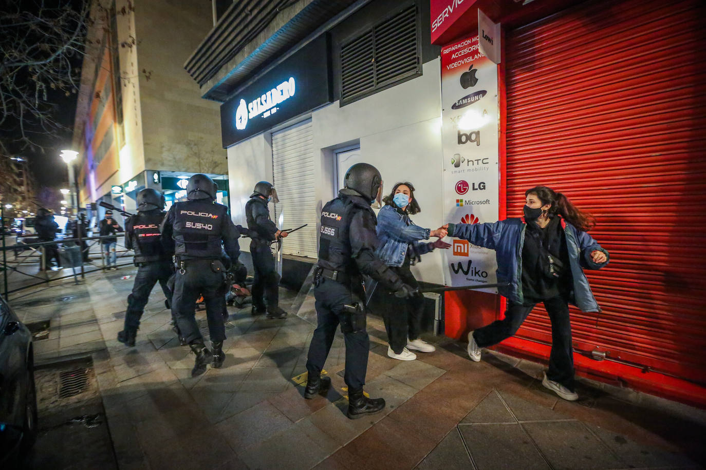 Fotos: Las imágenes de la manifestación por Hasel en Granada, con contenedores ardiendo y cargas policiales