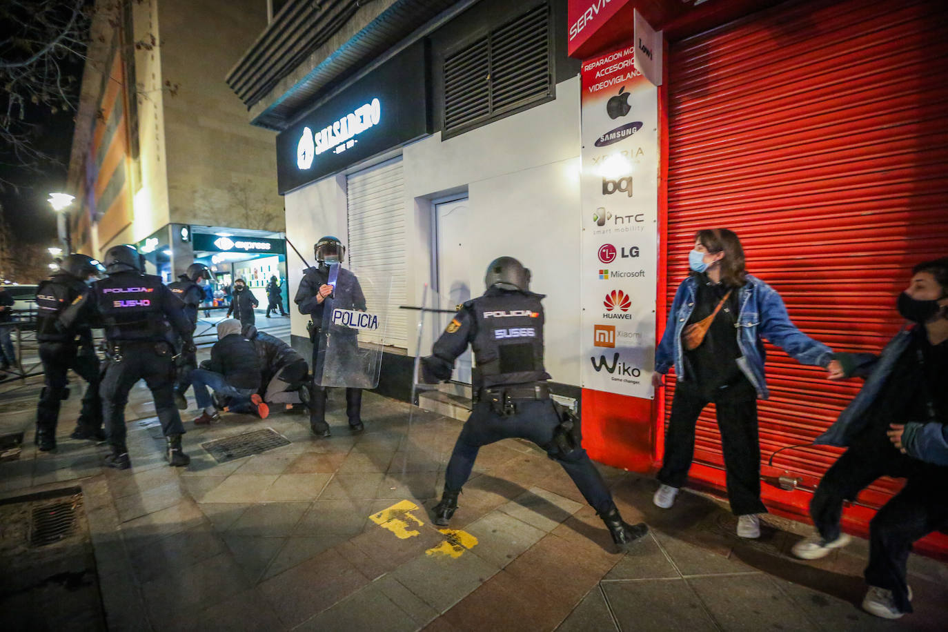 Fotos: Las imágenes de la manifestación por Hasel en Granada, con contenedores ardiendo y cargas policiales