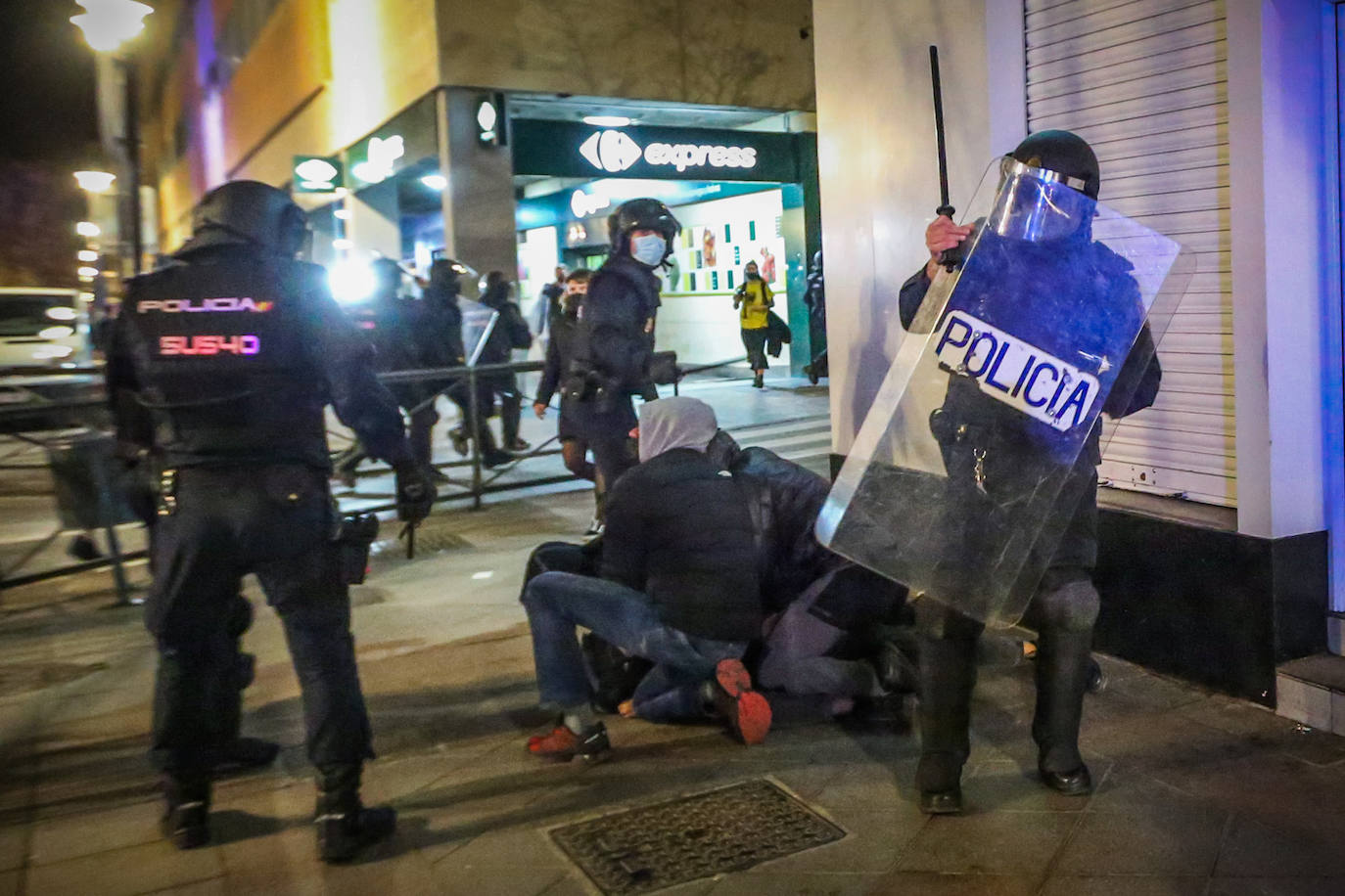 Fotos: Las imágenes de la manifestación por Hasel en Granada, con contenedores ardiendo y cargas policiales