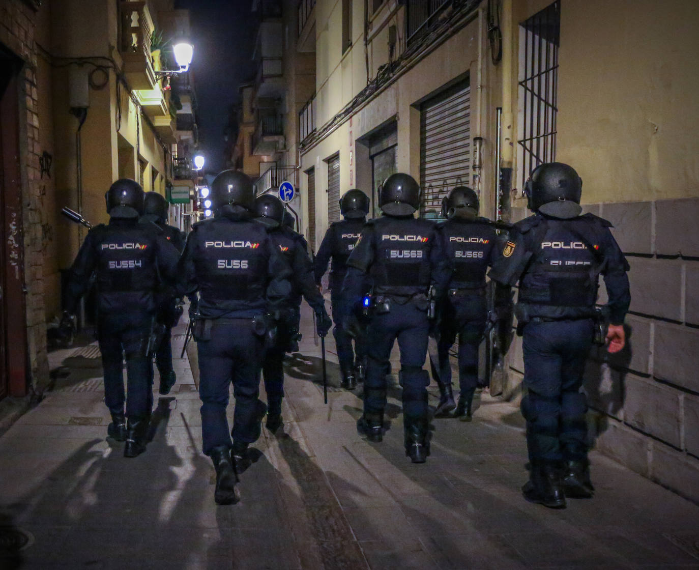 Fotos: Las imágenes de la manifestación por Hasel en Granada, con contenedores ardiendo y cargas policiales
