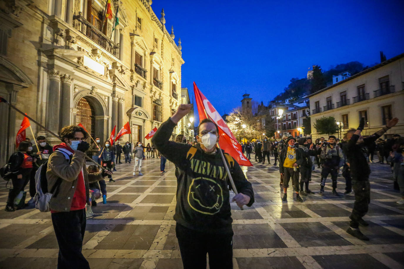 Fotos: Las imágenes de la manifestación por Hasel en Granada, con contenedores ardiendo y cargas policiales