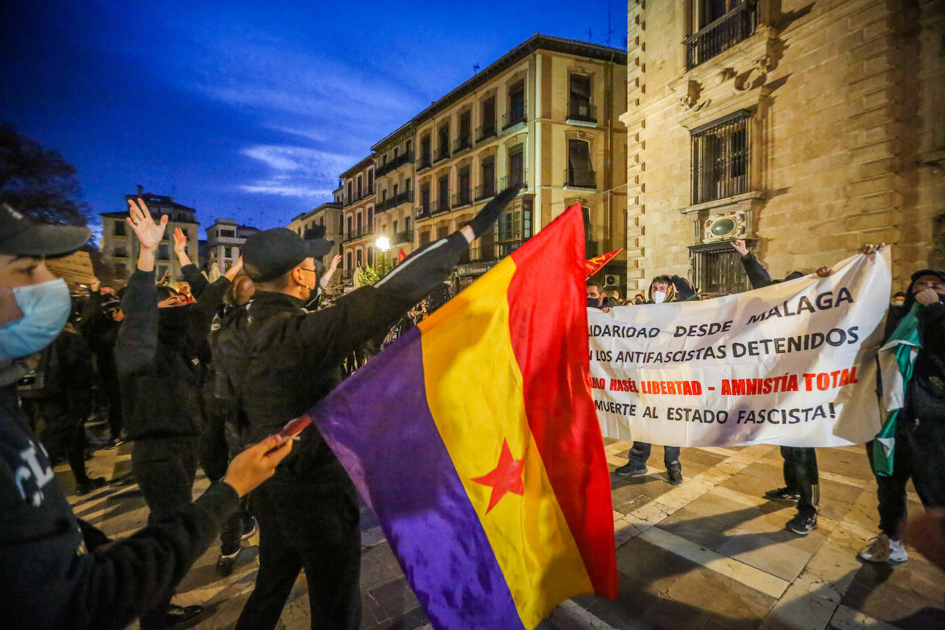 Fotos: Las imágenes de la manifestación por Hasel en Granada, con contenedores ardiendo y cargas policiales