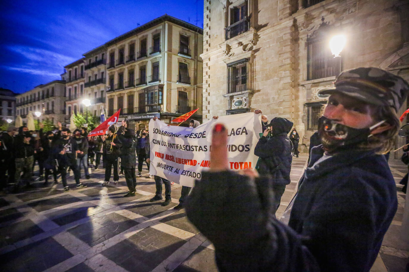 Fotos: Las imágenes de la manifestación por Hasel en Granada, con contenedores ardiendo y cargas policiales