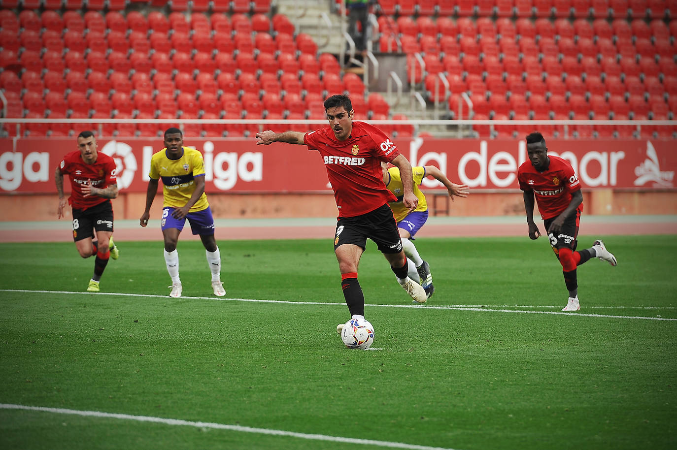 Fotos: Derrota de la UD Almería en el Visit Mallorca Estadi