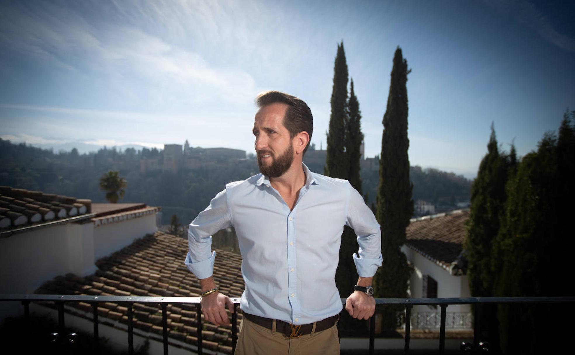 Raúl Berdonés, con la Alhambra de fondo, en su carmen en el Albaicín.