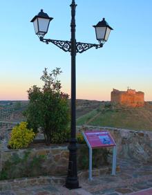Imagen secundaria 2 - La plaza del pueblo, Alhambra sobre su cerro y uno de los miradores. 