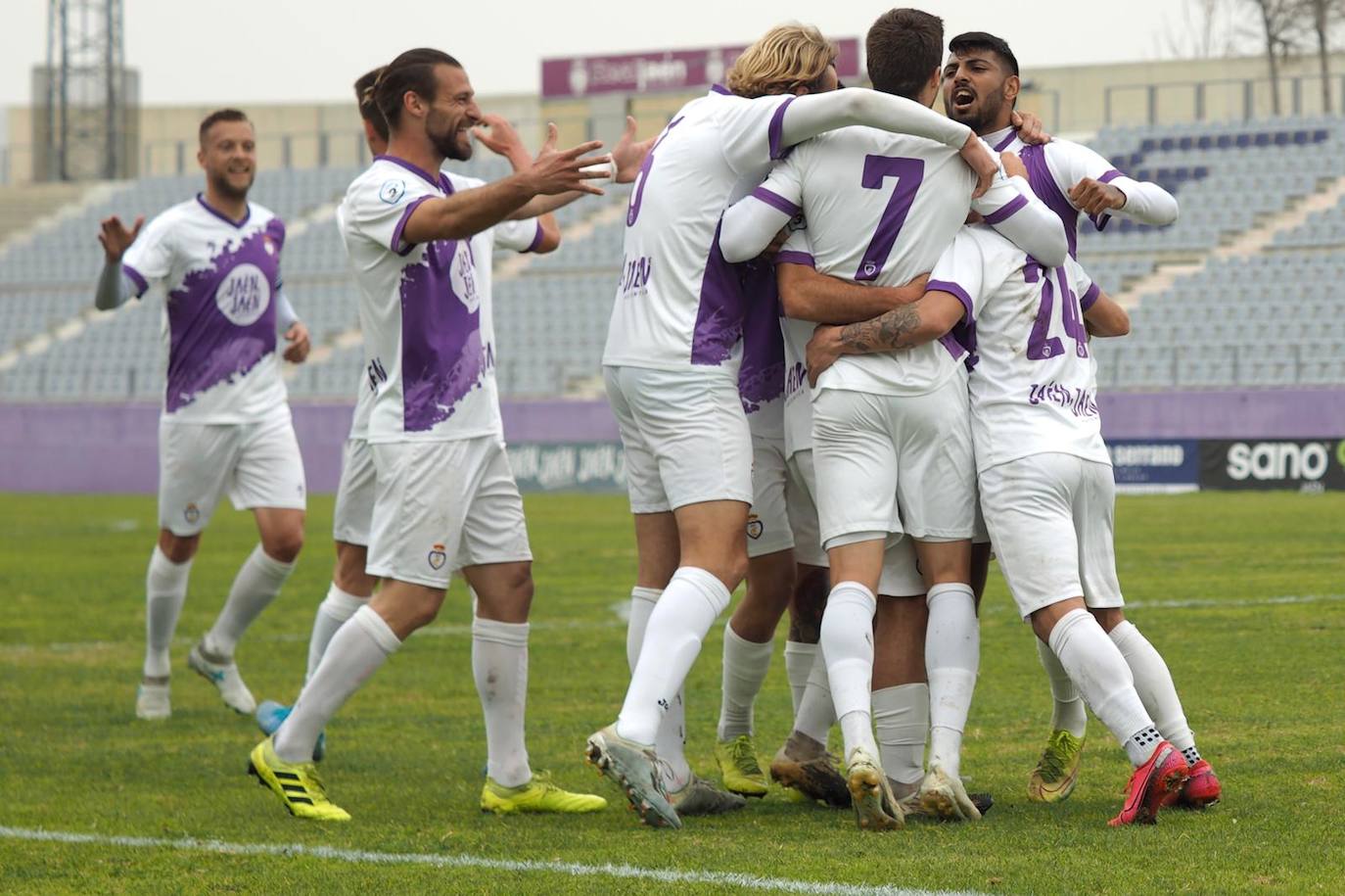 Los jugadores del Real Jaén celebran uno de los goles marcados en La Victoria frente al Torreperogil. 